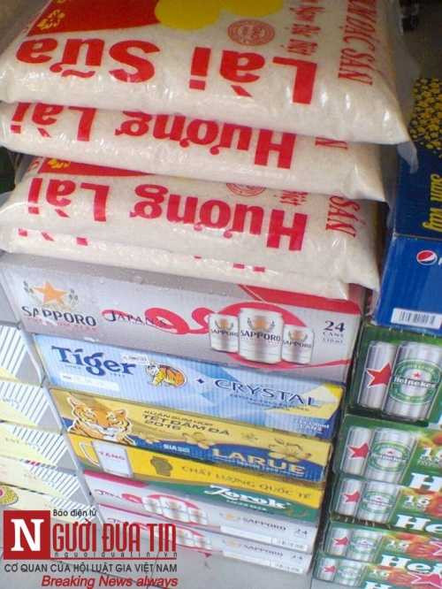 Nhiều túi gạo được bày bán tại cửa hiệu T.V. (ảnh Thanh Lâm). 