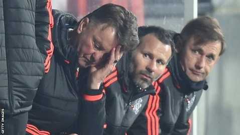 Van Gaal buồn rầu ngồi ngẫm 'Định luật Murphy'