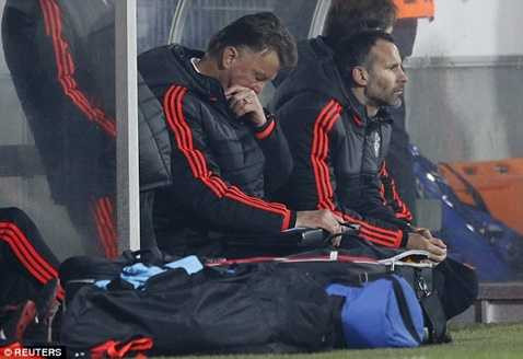 Van Gaal phải chăng đã liên tục không gặp may kể từ khi đến MU