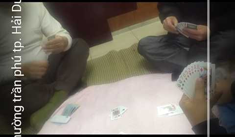 Nghi vấn bốn người đánh bài ăn tiền xảy ra tại phòng làm việc của Trưởng Công an phường Trần Phú, TP Hải Dương - Ảnh cắt từ clip 