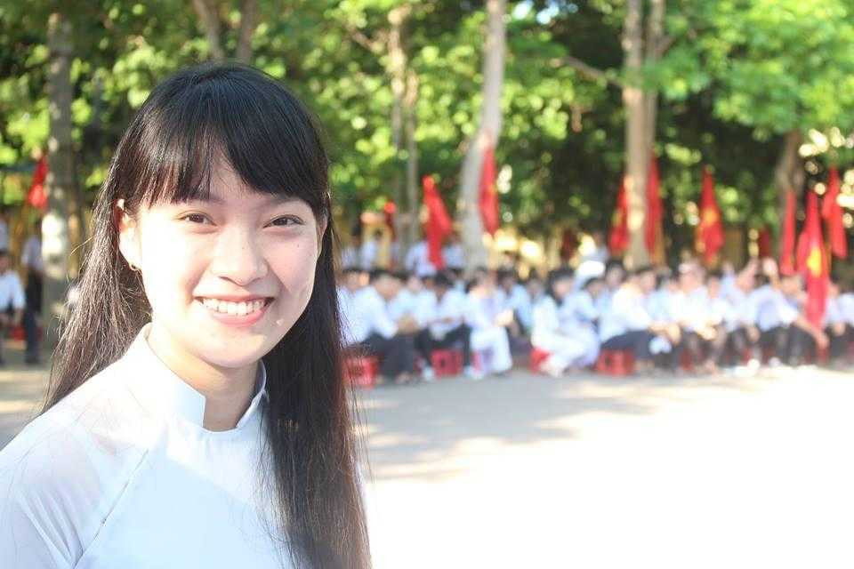 Nhan sắc nữ sinh xứ Nghệ giả tiếng nước ngoài như thật gây 'bão' mạng