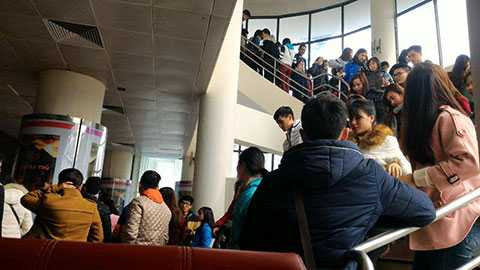 Trong những ngày đầu tiên đi làm sau Tết, người dân Hà Nội vẫn tấp nập tới các điểm vui chơi, giải trí. Ảnh: Bảo Linh