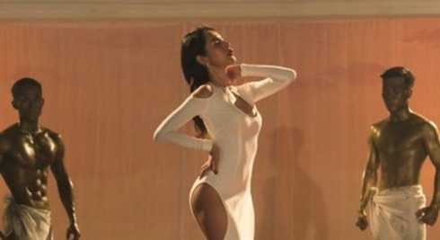 rong MV Em đã yêu vừa phát hành, Thuỷ Tiên tiếp tục trở thành chủ đề bàn tán của cư dân mạng khi diện những trang phục cắt xẻ táo bạo, khoe siêu vòng ba quá đà. 