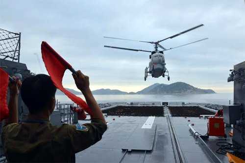 Đưa trực thăng lên tàu