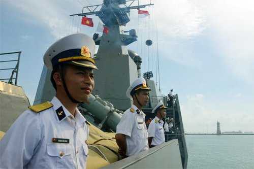 Các sĩ quan, thủy thủ Tàu Đinh Tiên Hoàng chào cảng trước khi tàu cập cảng Changi