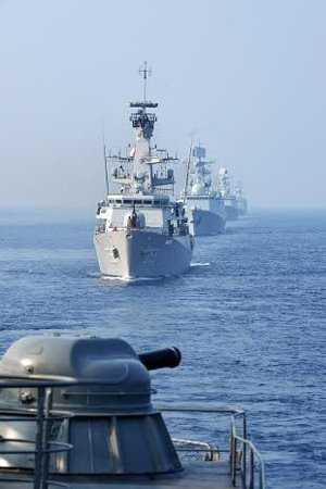 Tàu Hải quân Việt Nam trong đội hình duyệt binh, phía sau là tàu Indonesia, Trung Quốc