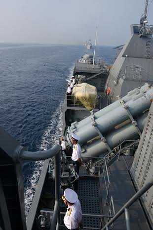 Đội hình tàu chào tàu Ấn Độ trước lúc chia tay