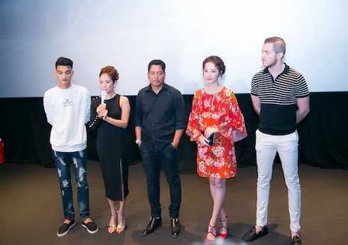 Đoàn làm phim "Taxi, em tên gì?".