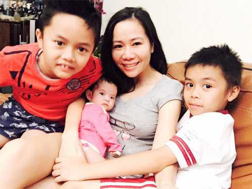 Anh chị cũng nhận nuôi thêm một bé gái.