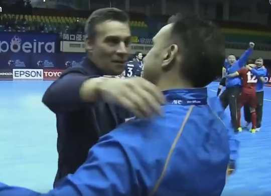 Khoảnh khắc HLV Rodrigo chia vui cùng người đồng nghiệp Formoso bên kia chiến tuyến