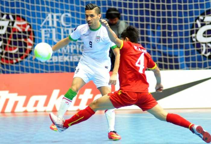 Cách biệt giữa 2 nền futsal là rất lớn