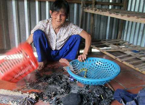 Vật dụng trong nhà bà Gỏi bị cháy nghi do đốt. Ảnh: A.X Vật dụng trong nhà bà Gỏi bị cháy nghi do đốt. Ảnh: A.X