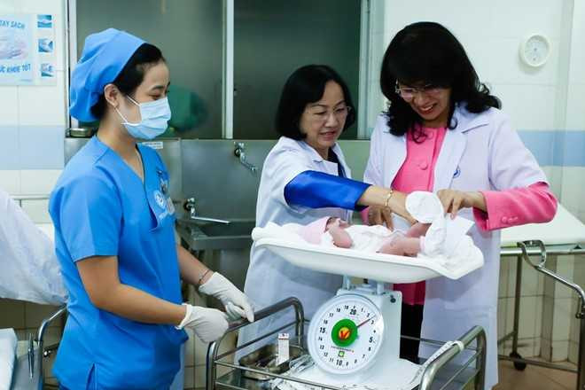 Bà Nguyễn Thị Thu - Phó chủ tịch UNBD TP thăm công dân đầu tiên chào đời đầu năm Bính Thân. Ảnh: Hải An.