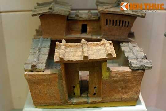  Dinh thự đại gia ở nước Việt thời cổ đại trông như thế nào? Câu trả lời cho điều này có thể tìm thấy ở những mô hình nhà cổ được khai quật ở Việt Nam. Bảo tàng Lịch sử Quốc gia ở Hà Nội là nơi đang lưu giữ một mô hình nhà có tuổi đời gần 2.000 năm còn rất nguyên vẹn. 