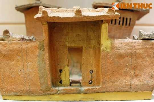 Đây là một mô hình bằng đất nung có niên đại từ thế kỷ 1-3 được chôn theo quan tài của một gia đình sinh sống tại khu vực miền Bắc Việt Nam ngày nay. Mang theo mong muốn nhà cao cửa rộng ở thế giới bên kia, mô hình này thể hiện quan niệm của người xưa về một ngôi nhà lý tưởng, biểu tượng cho một cuộc sống sung túc vào thời điểm đó.