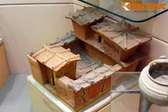  Qua mô hình mang tính giản lược này, có thể hình dung ra một ngôi nhà có khuôn viên khá rộng với cổng hướng ra mặt đường, được ngăn cách với khu nhà có hai tầng lầu bằng một khoảng sân rộng có tường bao dùng làm nơi sinh hoạt, phơi phóng nông sản. Hai bên sân là hai gian có mái che, có thể dùng làm nơi chứa dụng cụ, đồ đạc. 