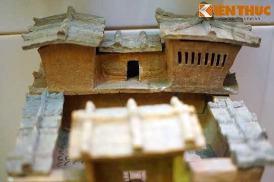 Với cấu trúc nhiều tầng, ngôi nhà được làm móng cẩn thận và xây bằng gạch kiên cố. Cổng và các gian nhà đều được lợp ngói.