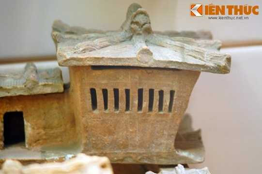 Khu nhà chính được chia làm nhiều phòng theo bố cục đối xứng hai bên. Gian giữa của tầng hai có một ban công rộng nhìn xuống sân. Các căn phòng đều có cửa sổ để hứng ánh nắng tự nhiên. 