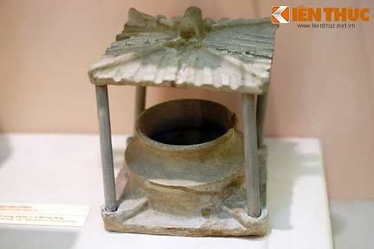 Bên cạnh mô hình nhà, một số mô hình đất nung khác có cùng niên đại cũng tiết lộ những khía cạnh khác nhau về kiến trúc ở Việt Nam giai đoạn đầu công nguyên, ví dụ như mô hình giếng nước này.