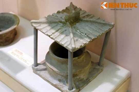  Mô hình tái hiện hình ảnh của một giếng cổ được xây dựng khá kiểu cách với mái che lợp ngói, niên đại vào thế kỷ 1-3. Đây có thể là kiểu giếng từng được xây dựng phổ biến trong những nhà giàu có ở Việt Nam thời Bắc thuộc. 