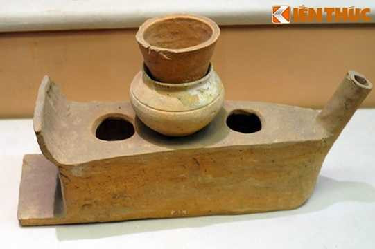  Các mô hình đất nung này thể hiện một số đồ dùng trong nhà, gồm bếp lò và nồi chõ. 
