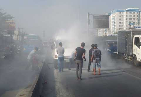 Xe 16 chỗ bốc cháy ngùn ngụt, quốc lộ 1 kẹt cứng