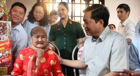 Bí thư Đinh La Thăng thăm nhà Mẹ Việt Nam Anh hùng Nguyễn Thị Em