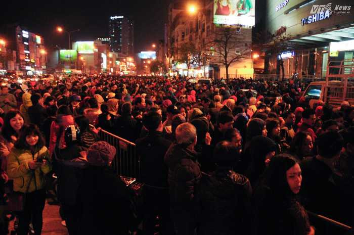 Hàng ngàn người dân tham gia lễ cầu an của Tổ đình Phúc Khánh tối 21/2 - Ảnh: Tùng Đinh