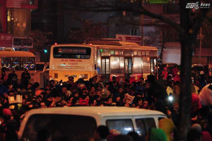 Các phương tiện được hướng dẫn di chuyển xuyên qua khu vực làm lễ cầu an - Ảnh: Tùng Đinh