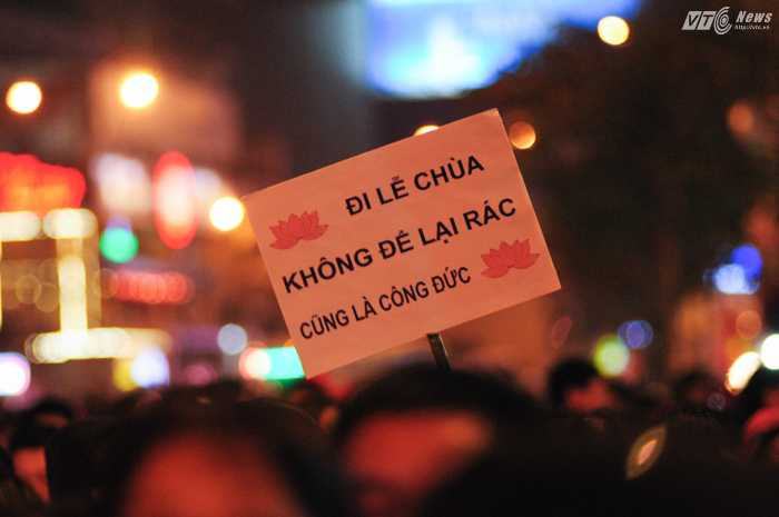 Công đức có thể là không xả rác - Ảnh: Tùng Đinh