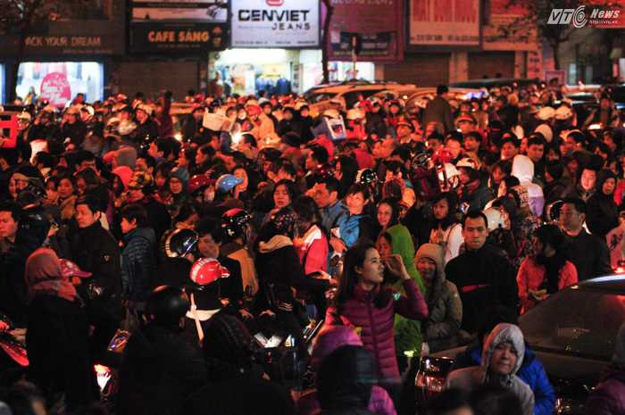 Hàng ngàn người tham gia lễ cầu an - Ảnh: Tùng Đinh