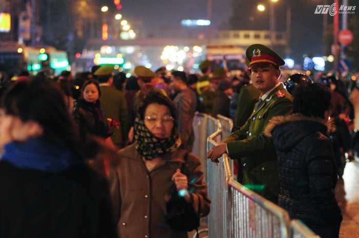 Lực lượng chức năng điều phối giao thông và giữ gìn trật tự - Ảnh: Tùng Đinh