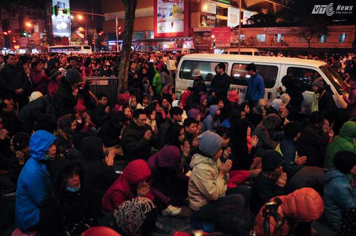 Ước tính có hàng ngàn người tham gia lễ cầu an tối 21/2 ở Tổ đình Phúc Khánh, Hà Nội - Ảnh: Tùng Đinh