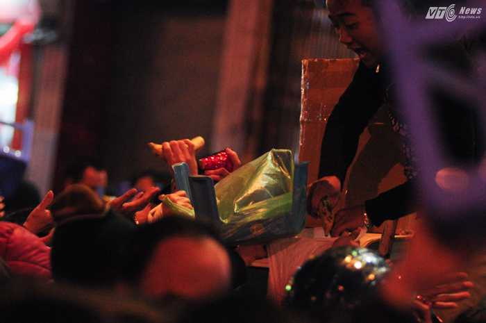 Người dân xin lộc của Tổ đình Phúc Khánh - Ảnh: Tùng Đinh