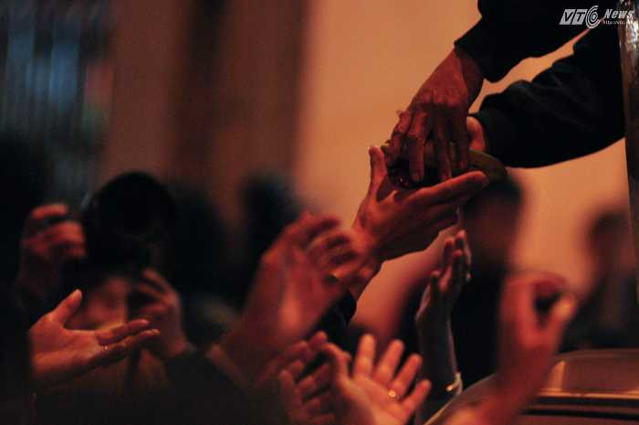 Lộc được phát đa số là chuối và oản - Ảnh: Tùng Đinh