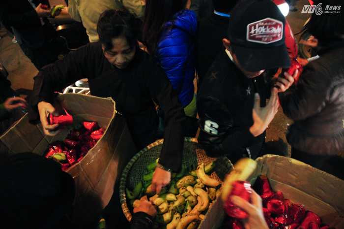 Các điểm phát lộc nằm rải rác trên đường Tây Sơn, Hà Nội - Ảnh: Tùng Đinh