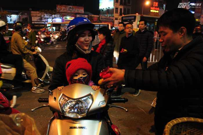 Một bé gái cùng mẹ nhận lộc từ Tổ đình Phúc Khánh - Ảnh: Tùng Đinh