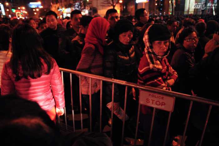 Hàng rào của lực lượng chức năng dựng lên chống ảnh hưởng đến giao thông - Ảnh: Tùng Đinh