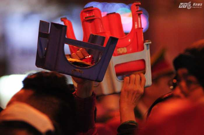 Cho lộc vào ghế đem về nhà - Ảnh: Tùng Đinh