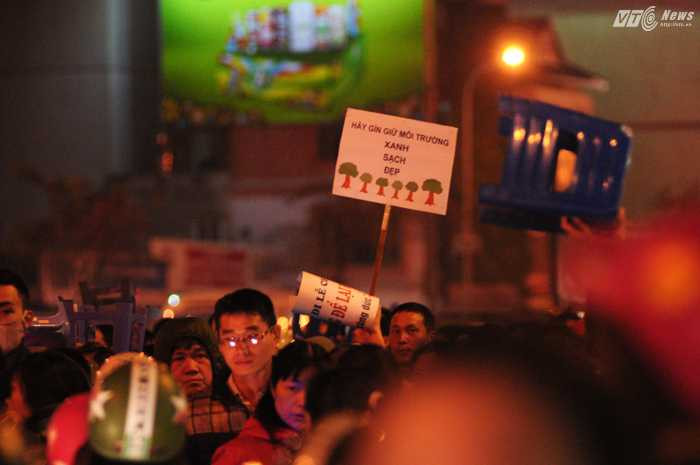 Những lời kêu gọi giữ gìn vệ sinh chung - Ảnh: Tùng Đinh