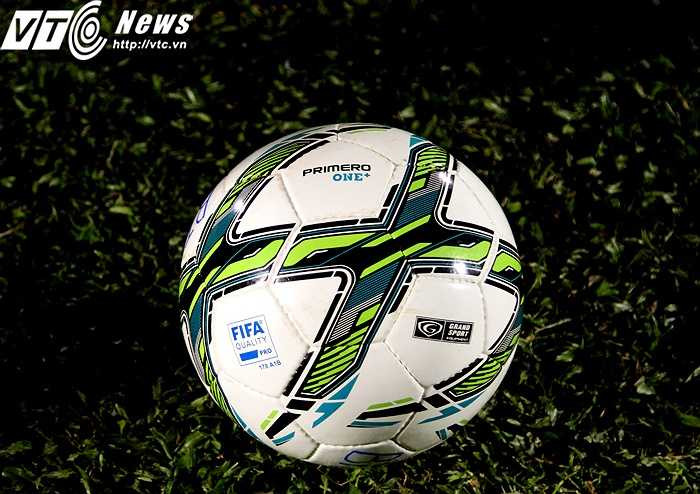 Primero One cũng là dòng bóng được dùng khá nhiều trên thế giới. Dù là của Grand Sport nhưng đặc điểm trái bóng này không hề khác so với các dòng thông dụng hiện tại của Nike hay Mitre - những hãng cung cấp bóng nổi tiếng thế giới