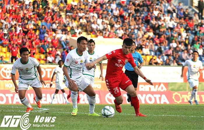 Lần đầu sử dụng trái bóng có giá 1,4 triệu đồng, tiền đạo Lê Công Vinh ca thán: 'Không thể khống chế được, bóng đi nẩy không biết đường nào để khống chế'