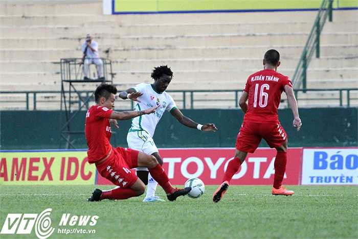 Chất lượng trận đấu giữa B.Bình Dương và XSKT.Cần Thơ bị ảnh hưởng nhiều bởi trái bóng mới từ nhà tài trợ Grand Sport