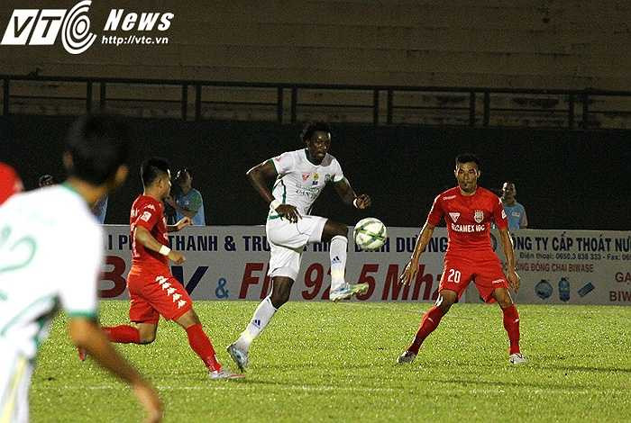 Các cầu thủ xử lý bóng rất vụng về trên sân