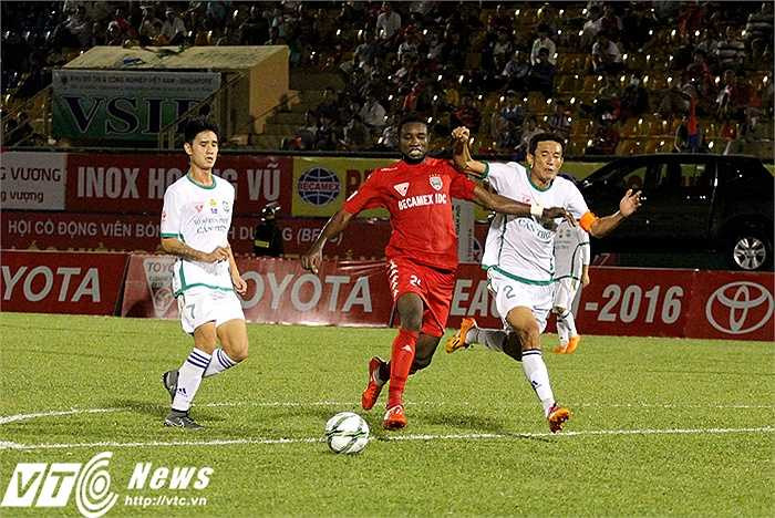 Trong tình huống này, dù đã bứt tốc vượt qua được cặp trung vệ Tiến Thành - Chí Công của XSKT.Cần Thơ, nhưng Nsi bị chậm nhịp vì không thể khống chế trái bóng như ý