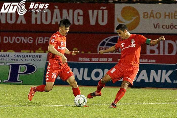 Tình huống khác, Công Vinh và Anh Đức không hiểu ý nhau do độ nảy của trái bóng, khiến B.Bình Dương mất 1 bàn thắng do Anh Đức đã rơi vào thế việt vị