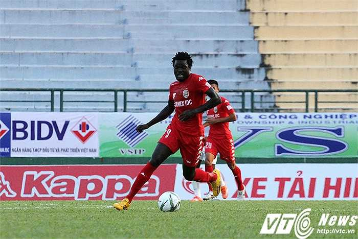 Sân Gò Đậu của B.Bình Dương là một trong những sân có chất lượng mặt cỏ tốt ở V-League, nhưng với thời gian làm quen bóng quá ngắn, các cầu thủ thiếu tự tin trong những pha xử lý cá nhân