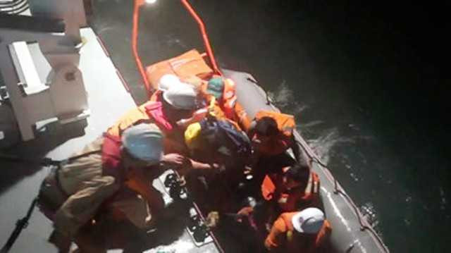 Đưa các thuyền rời khỏi chiếc tàu gặp nạn.