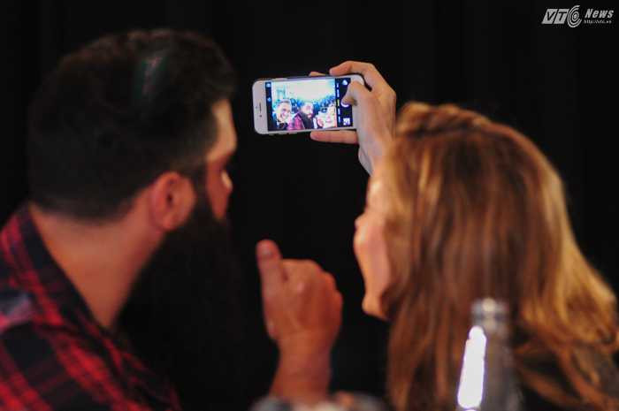 Nữ diễn viên Brie Larson chụp ảnh selfie cùng đạo diễn