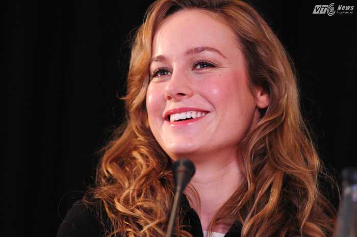 Brie Larson rạng rỡ trong họp báo - Ảnh: Tùng Đinh